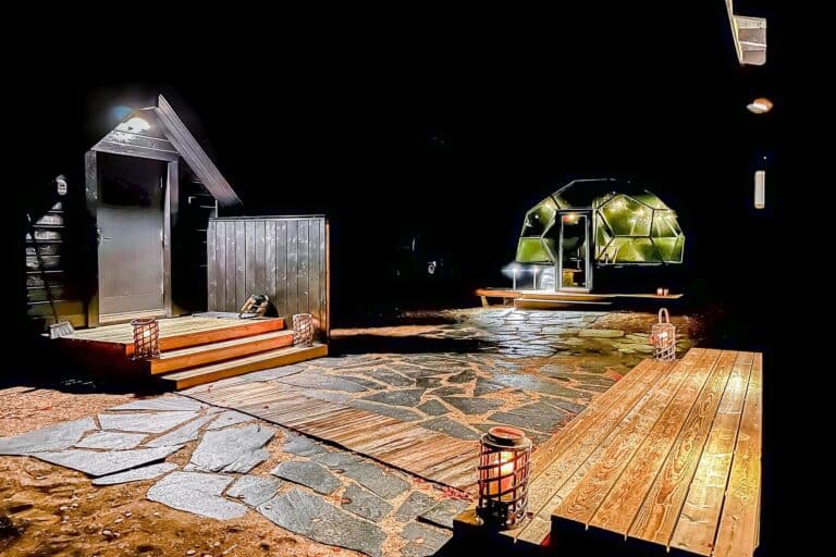 Samruam B Aurora Cabin