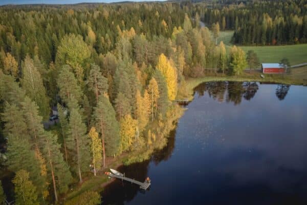Järvi ruskan väreissä, rannalla mökki syksyllä