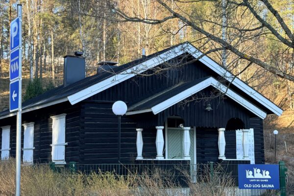 Aito suomalainen hirsisauna, saunamökki