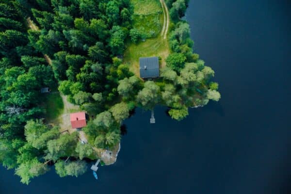 Suomalainen vuokramökki järven rannalla