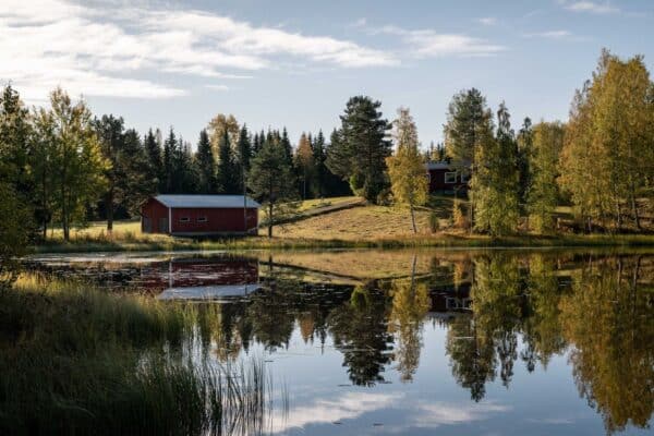 Suomalainen järvimaisema ja rannan vuokramökit